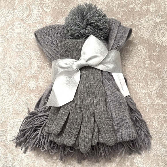 NWT New York & Co Gray Knit Fringe Scarf Pom Hat & Gloves Set Winter Cozy Gift - Picture 1 of 15
